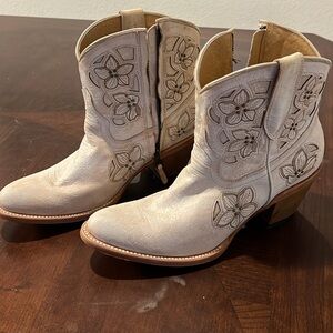 Women’s Shyanne Booties. Size 8.5. Brand New